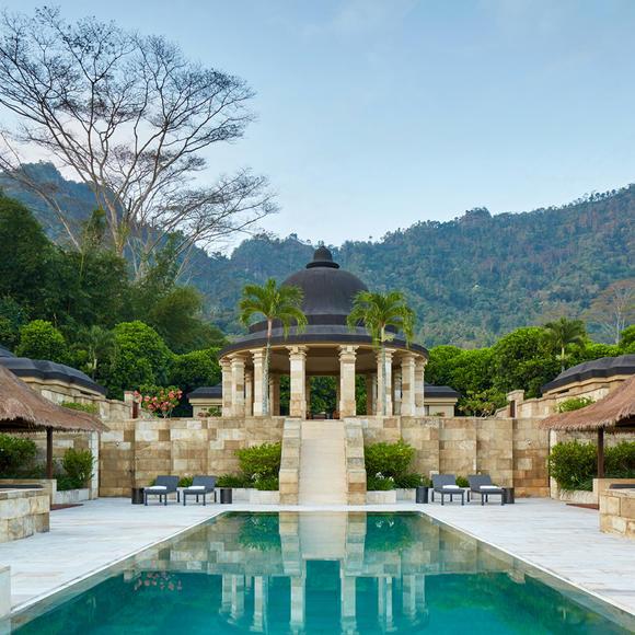 Amanjiwo resort dengan arsitektur batu dan kolam renang di kawasan Borobudur.