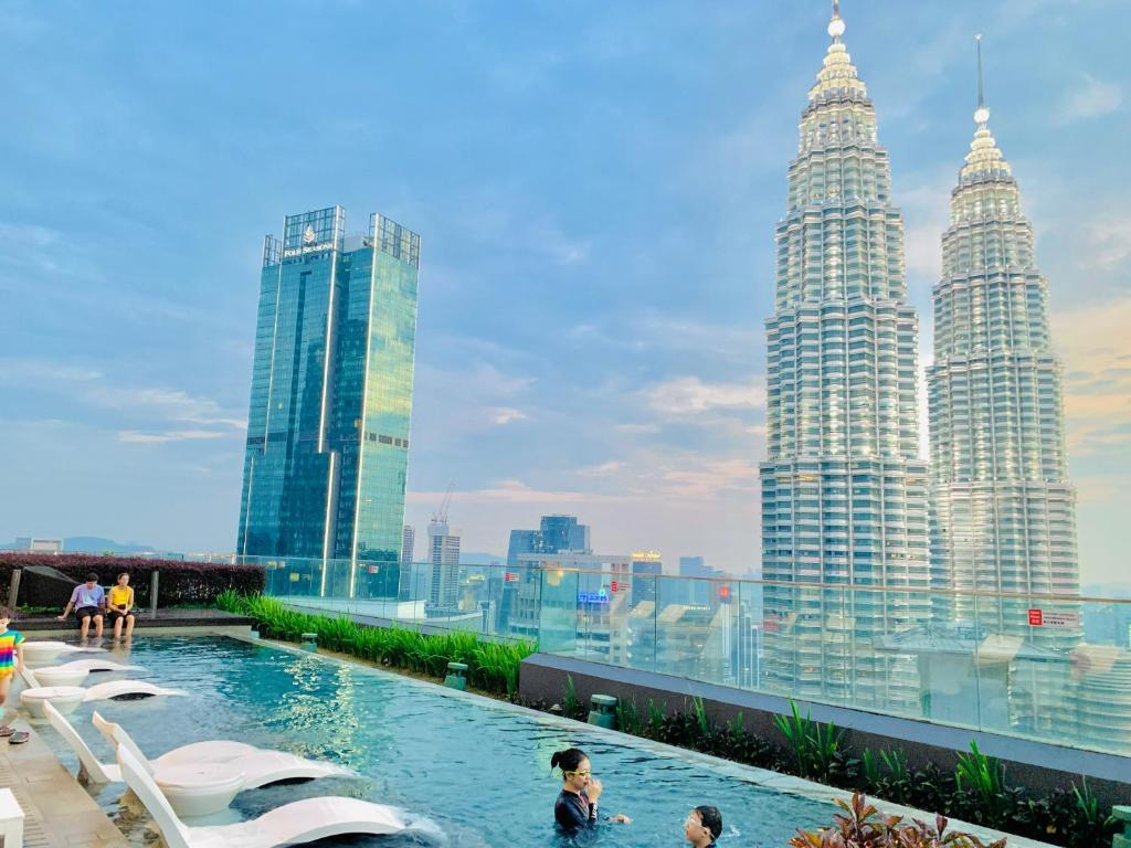 Kolam rooftop Four Seasons Hotel Kuala Lumpur dengan pemandangan Petronas Twin Towers