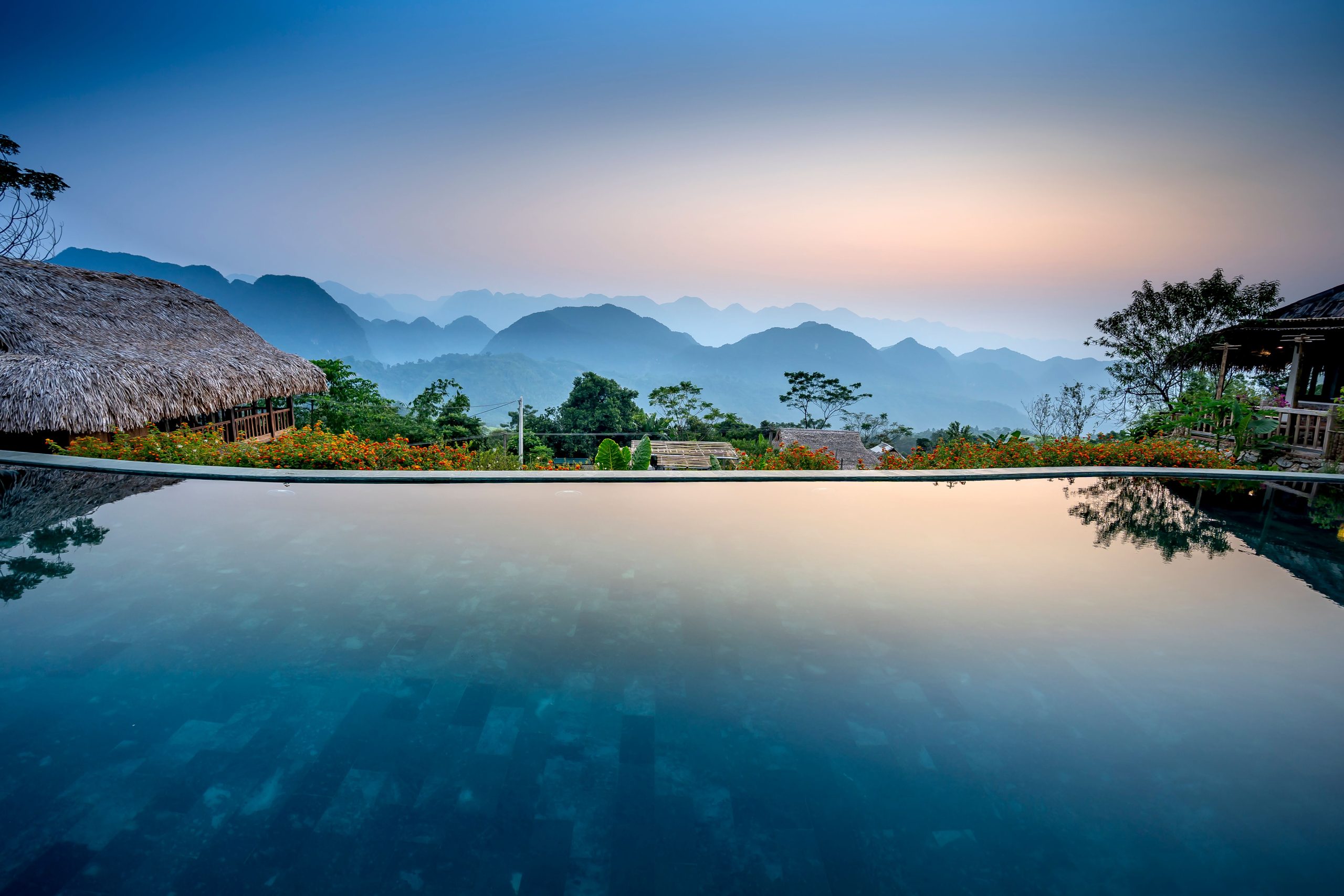 Mengenal resort dengan kolam infinity dan pemandangan pegunungan saat senja